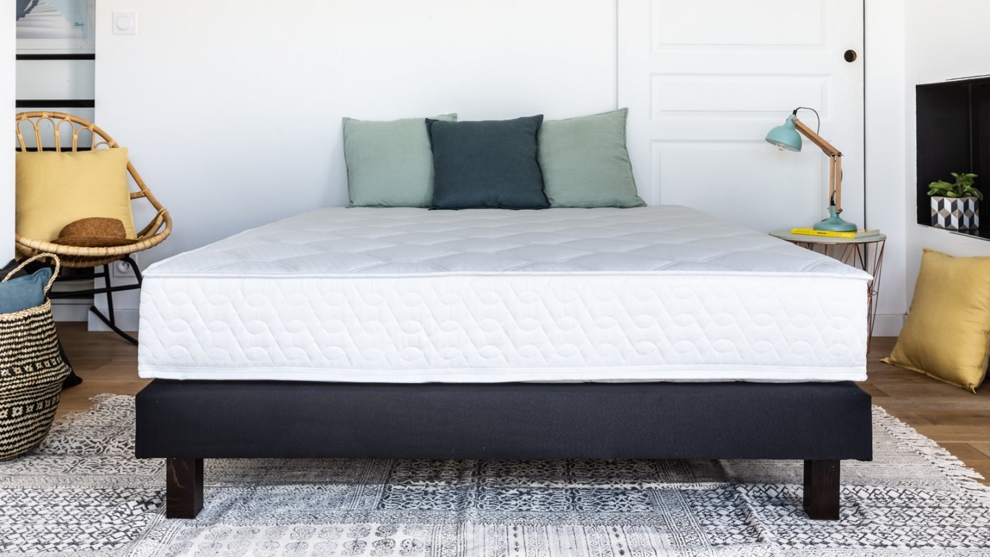 Ensemble matelas ressorts + sommier 140x190 Spring Confort Hbedding + 2 oreillers à mémoire de forme 60x60cm.