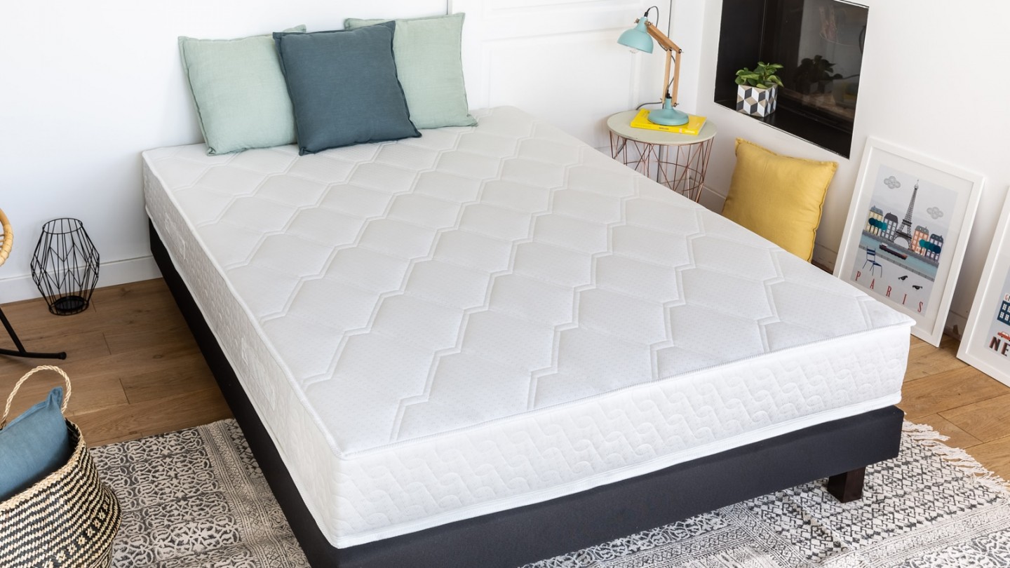 Ensemble matelas ressorts + sommier 140x190 Spring Confort Hbedding + 2 oreillers à mémoire de forme 60x60cm.