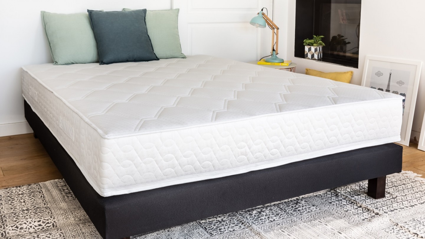 Ensemble matelas ressorts + sommier 140x190 Spring Confort Hbedding + 2 oreillers à mémoire de forme 60x60cm.