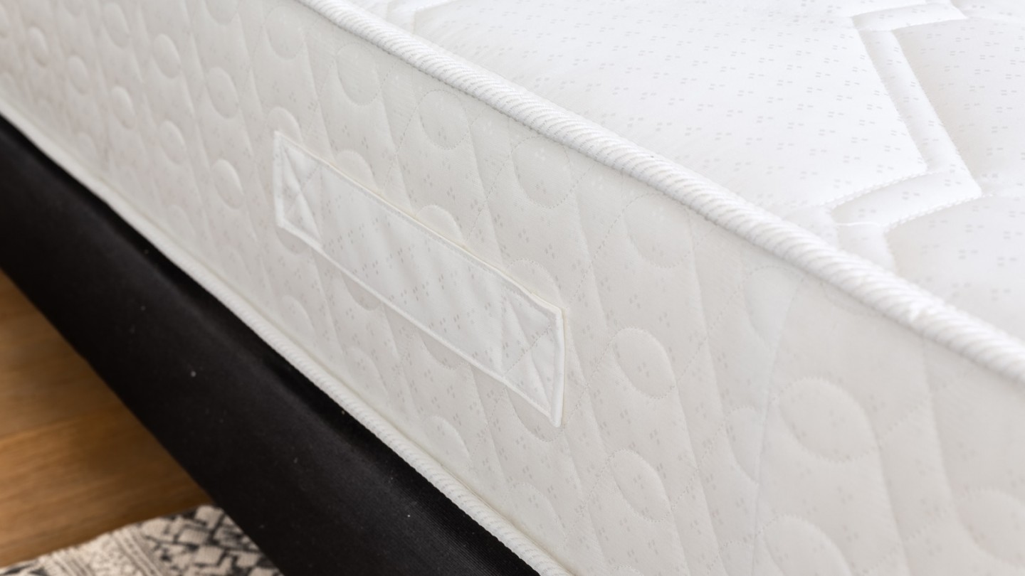 Ensemble matelas ressorts + sommier 140x190 Spring Confort Hbedding + 2 oreillers à mémoire de forme 60x60cm.
