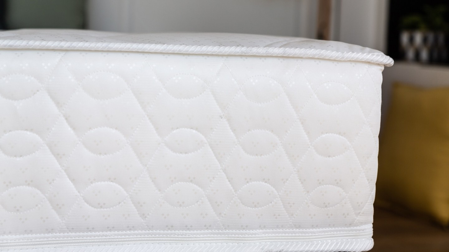 Ensemble matelas ressorts + sommier 140x190 Spring Confort Hbedding + 2 oreillers à mémoire de forme 60x60cm.