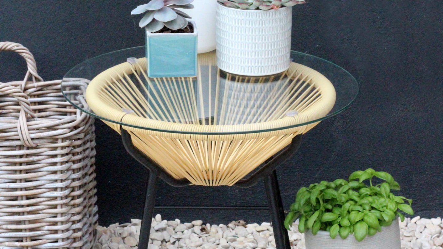 Table en pvc tressé, verre et métal beige - Collection Sumatra - Red Cartel