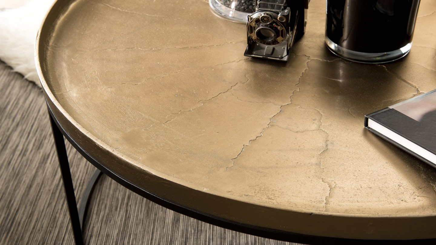 Table basse ronde en aluminium doré piètement doré pieds ronds en métal - Collection Johan