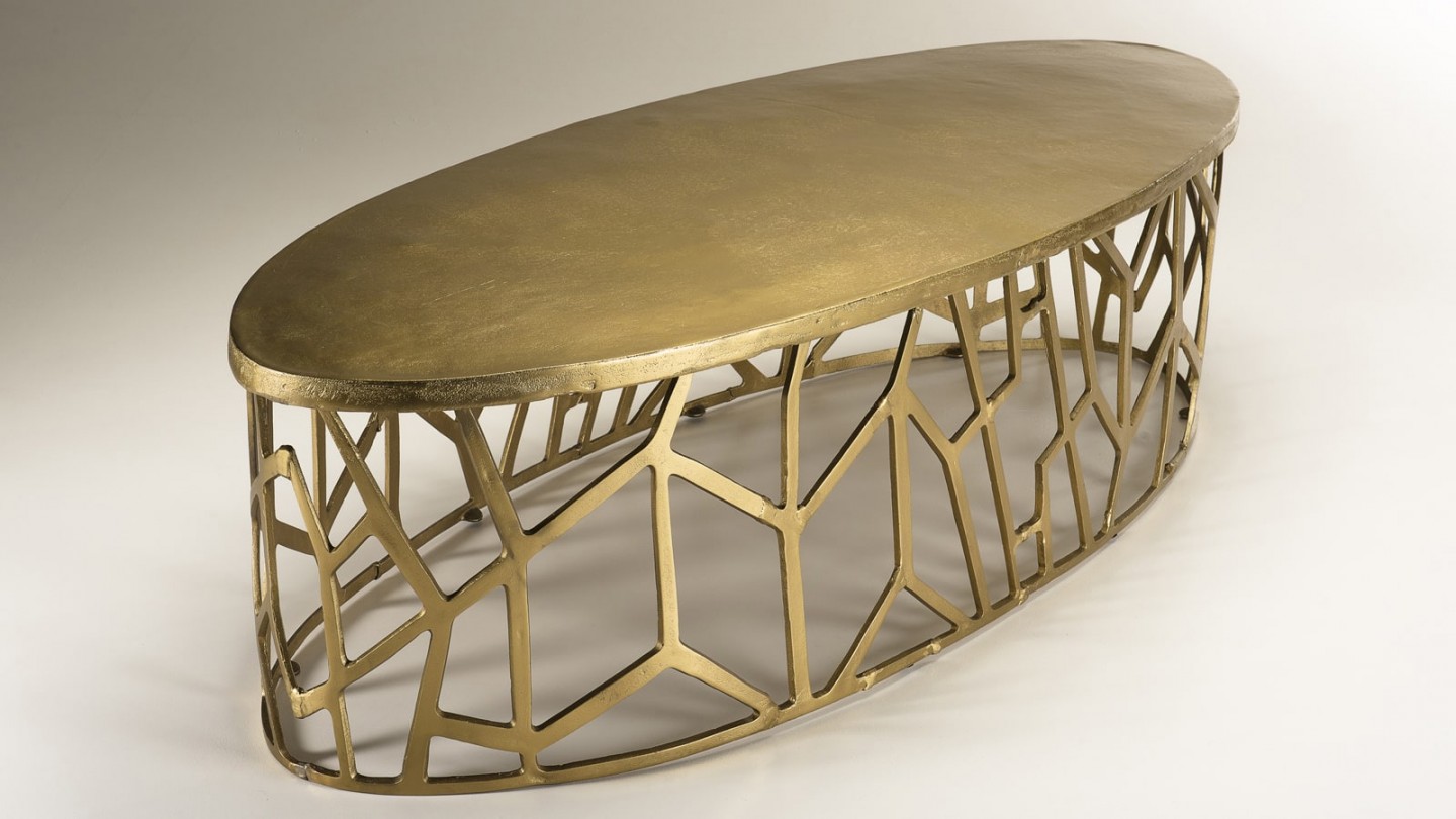 Table basse ovale 150x60cm en aluminium doré piètement graphique - Collection Johan