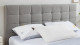 Lit adulte avec tête de lit capitonnée en tissu gris clair, sommier à lattes, 180x200 - Collection William