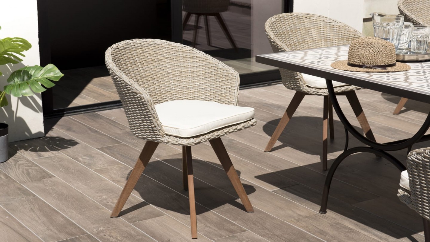 Fauteuil de jardin en rotin synthétique avec coussin écru piètement en acacia - Collection Vick