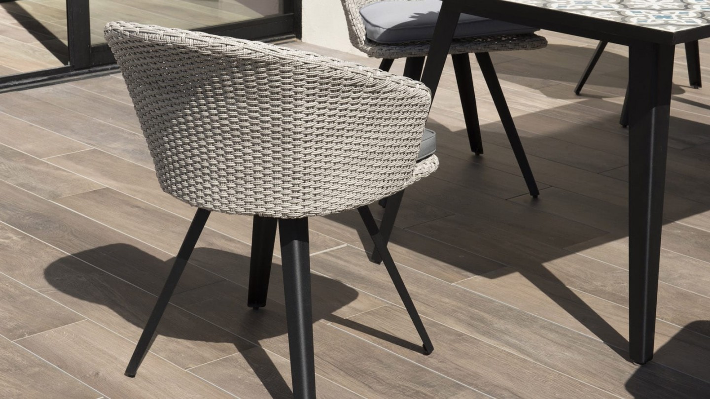 Fauteuil de jardin en rotin synthétique gris avec coussin gris piètement en métal noir - Collection Vick