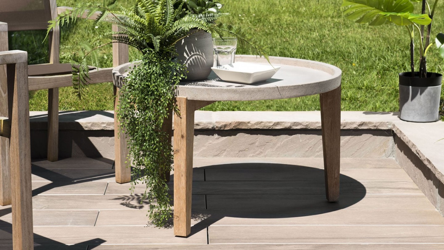 Table d'appoint de jardin ronde 80cm en béton piètement en acacia - Collection Victor