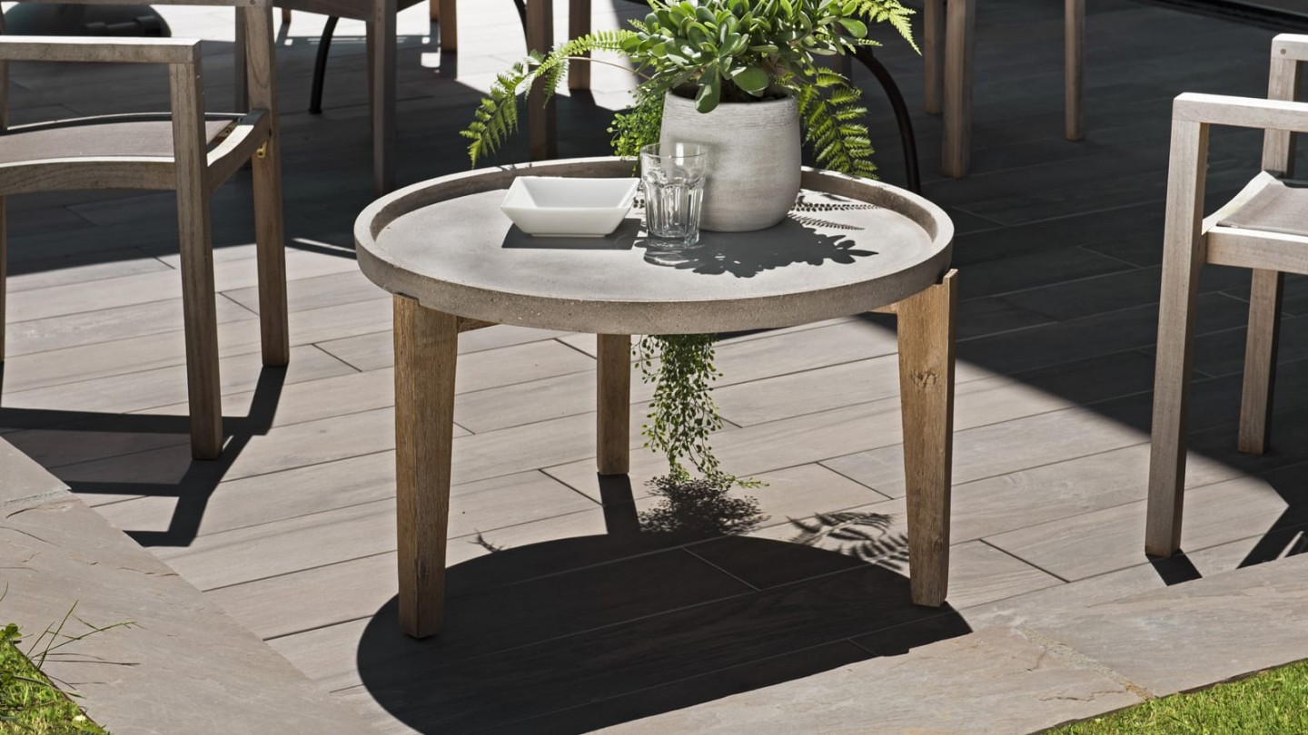 Table d'appoint de jardin ronde 80cm en béton piètement en acacia - Collection Victor