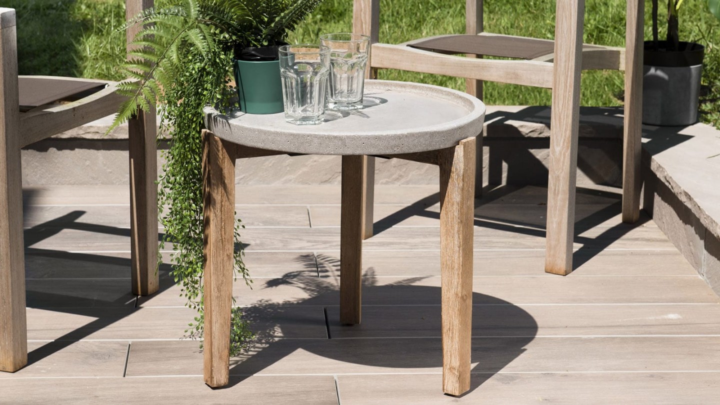 Table d'appoint de jardin ronde 50cm en béton piètement en acacia - Collection Victor