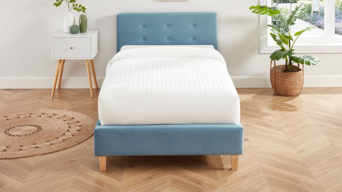 Lit simple avec tête de lit capitonnée en velours bleu vintage - sommier à lattes 90x190cm - Collection Milo