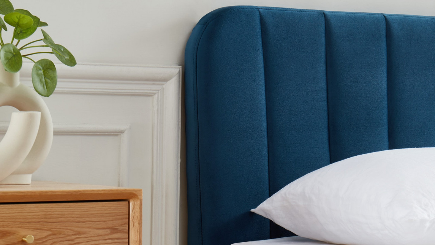 Lit coffre 140x190cm en velours bleu canard avec tête de lit + sommier à lattes - Collection Ava - ELLE DECO