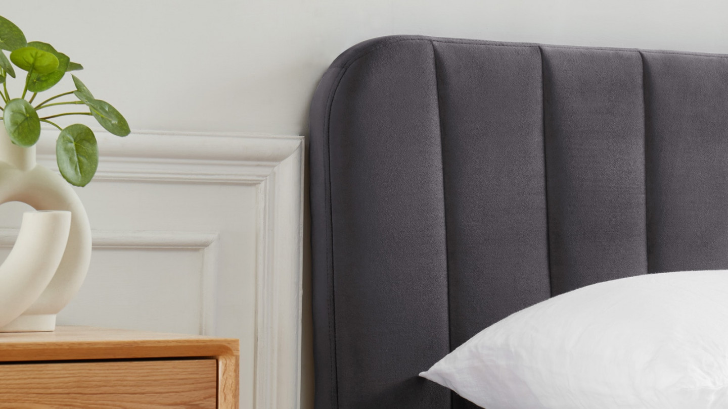 Lit coffre 140x190cm en velours gris anthracite avec tête de lit + sommier à lattes - Collection Ava - ELLE DECO
