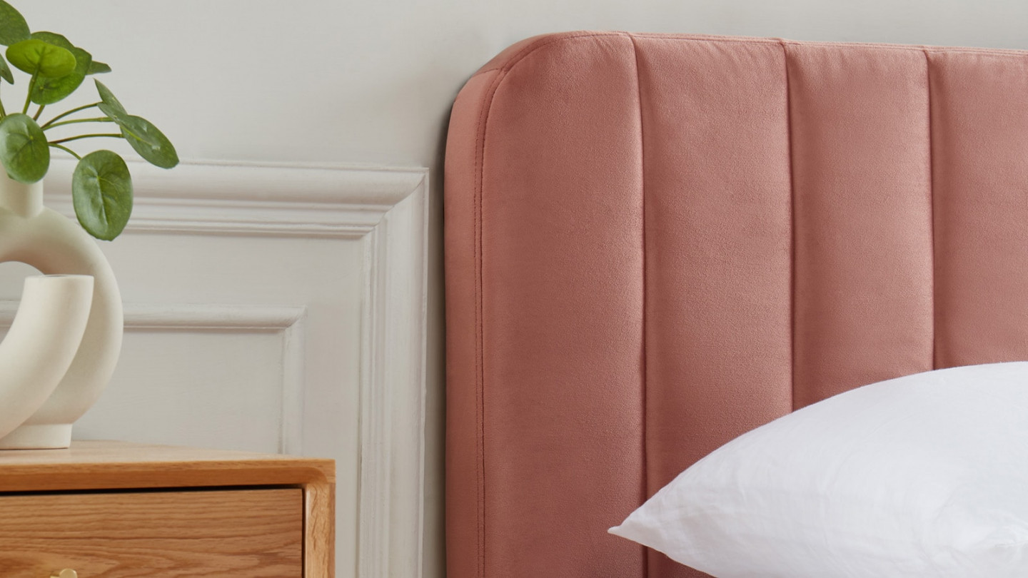 Lit coffre 140x190cm en velours rose blush avec tête de lit + sommier à lattes - Collection Ava - ELLE DECO