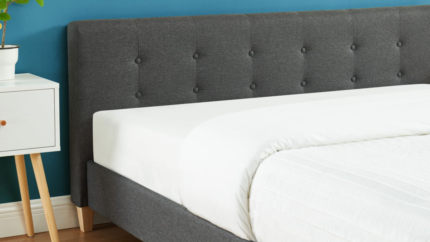 Ensemble lit + matelas Memo HR avec tête de lit capitonnée en tissu gris foncé - sommier à lattes 160x200cm - Collection Milo