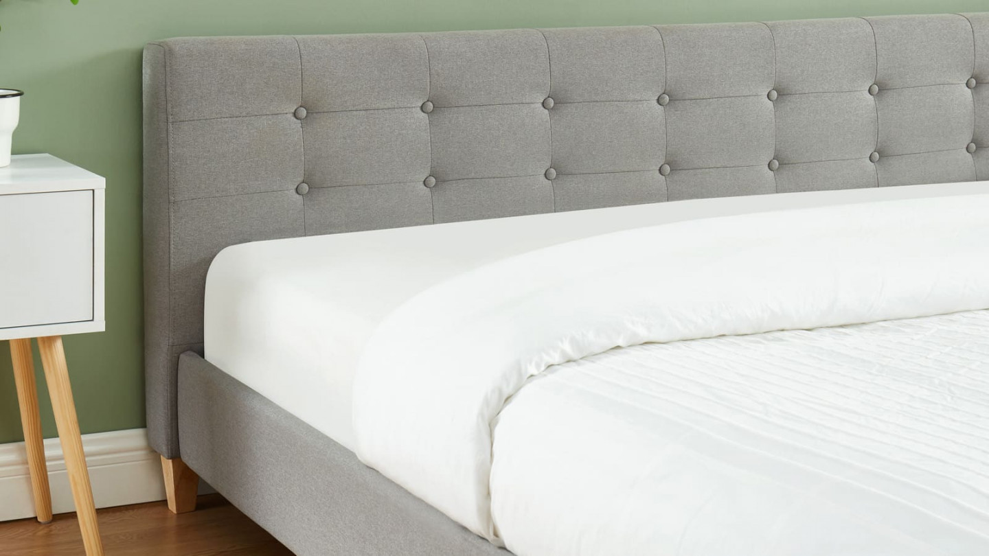 Ensemble lit + matelas Memo HR avec tête de lit capitonnée en tissu gris clair - sommier à lattes 180x200cm - Collection Milo
