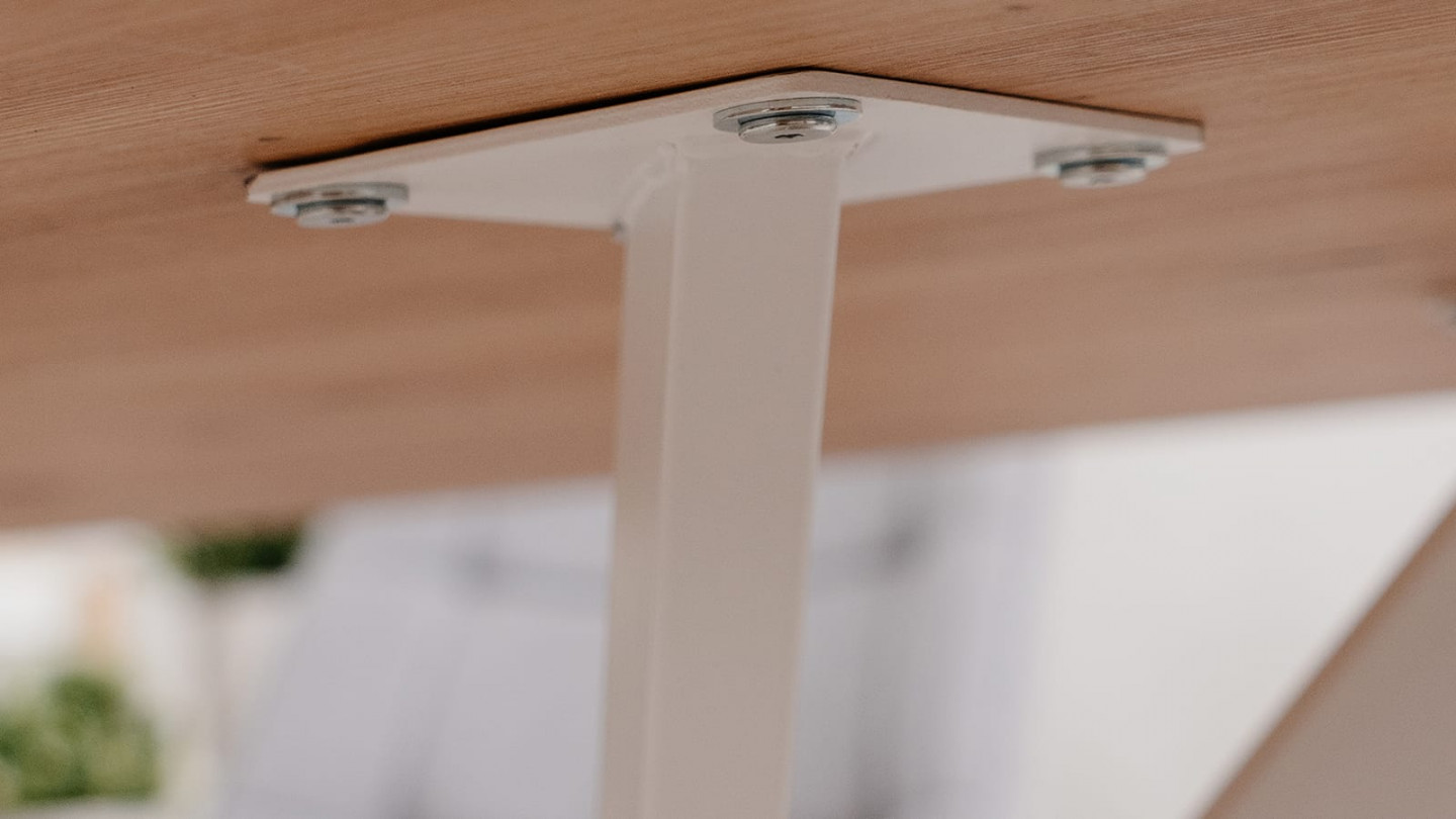 Table à manger effet chêne clair, piétement blanc 180 cm - Velia