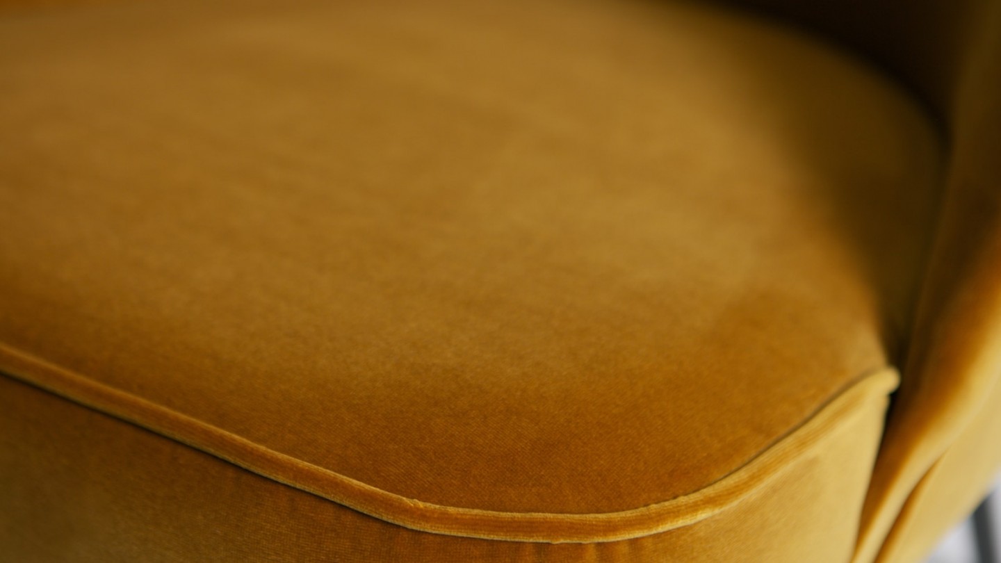 Fauteuil en velours moutarde – Collection Vogue