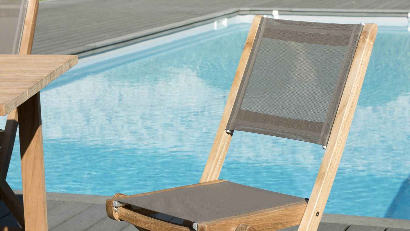 Lot de 2 chaises pliantes en teck et tissu taupe – Collection Fun