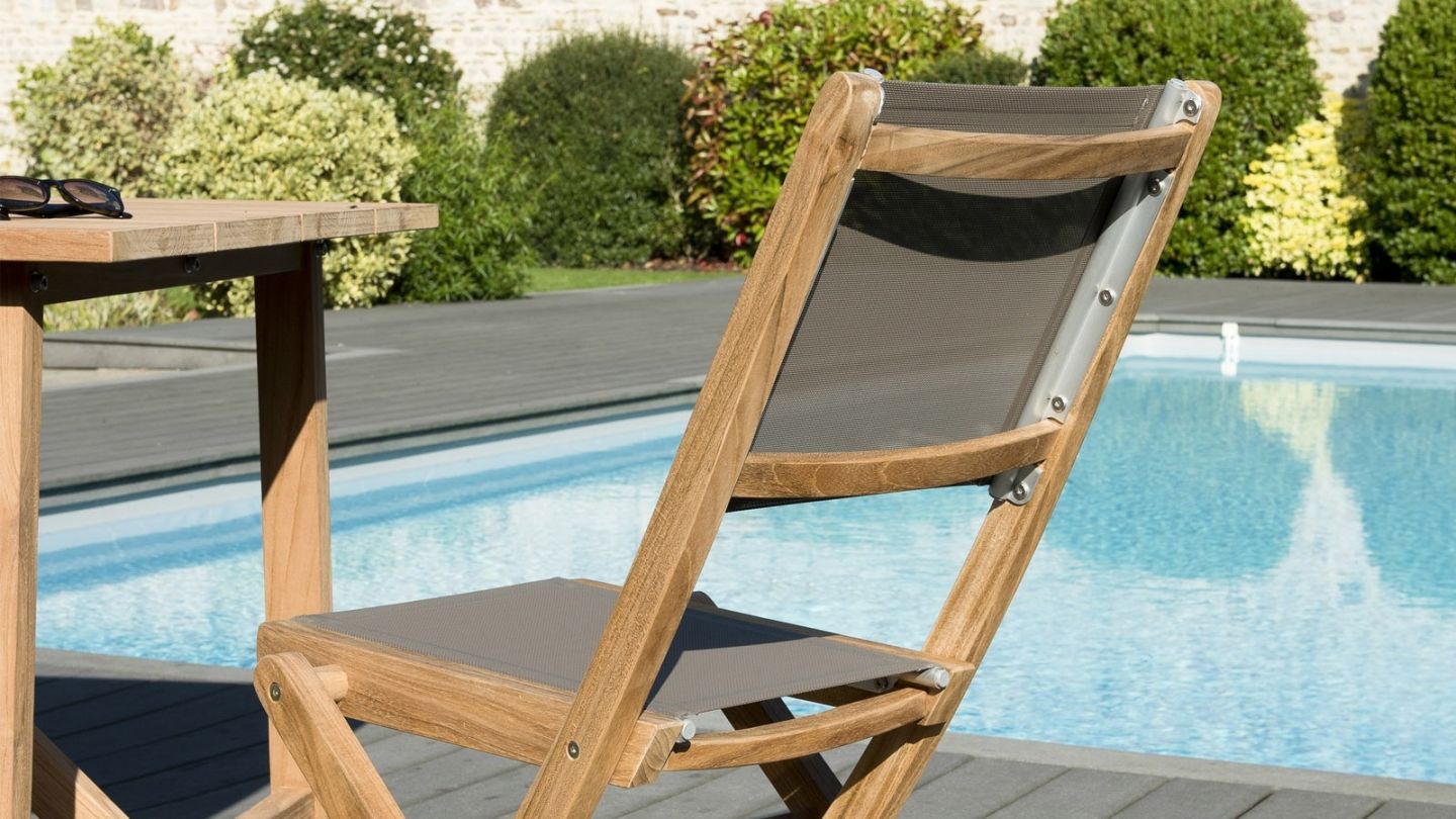 Lot de 2 chaises pliantes en teck et tissu taupe – Collection Fun