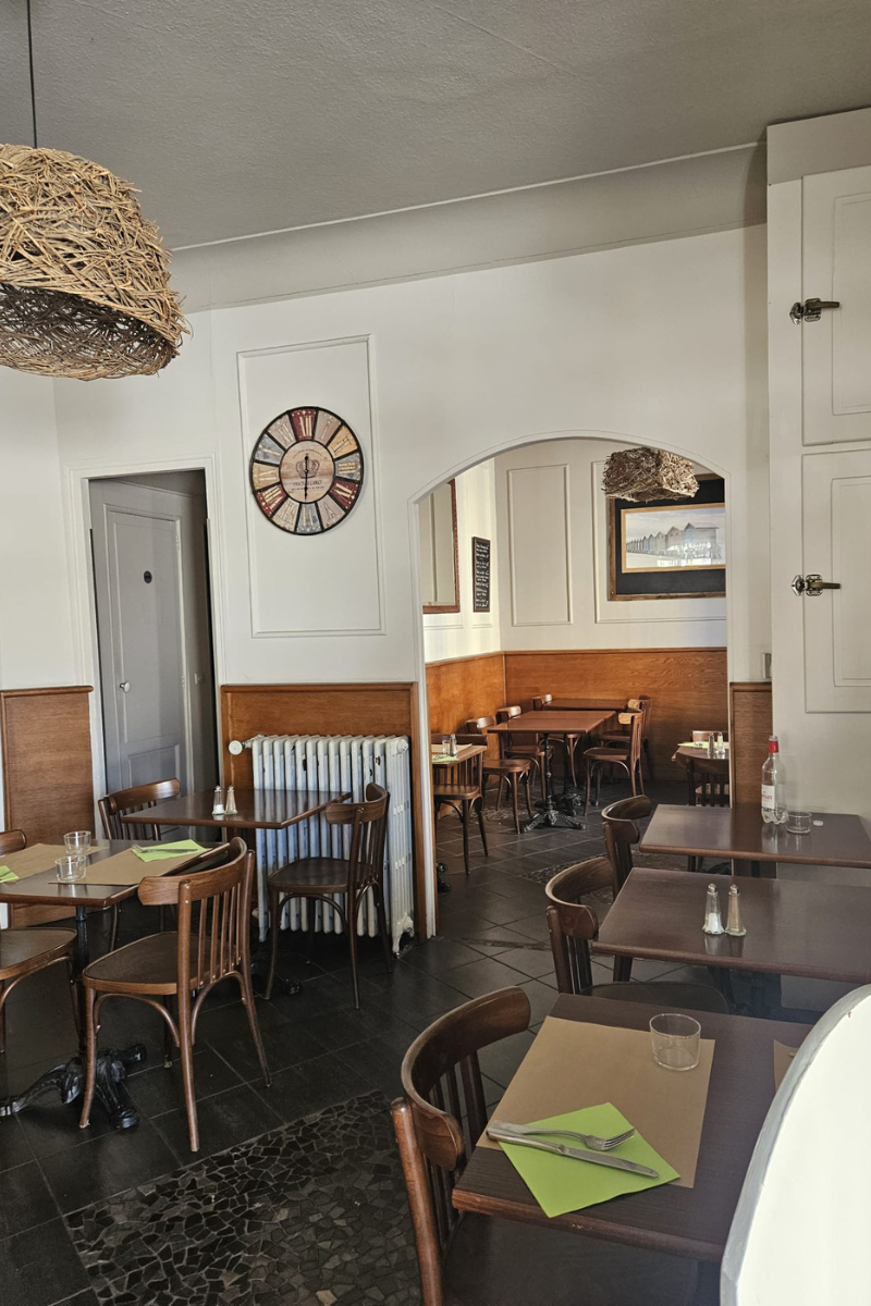 Bar bleu Klein au centre du restaurant Pinpon