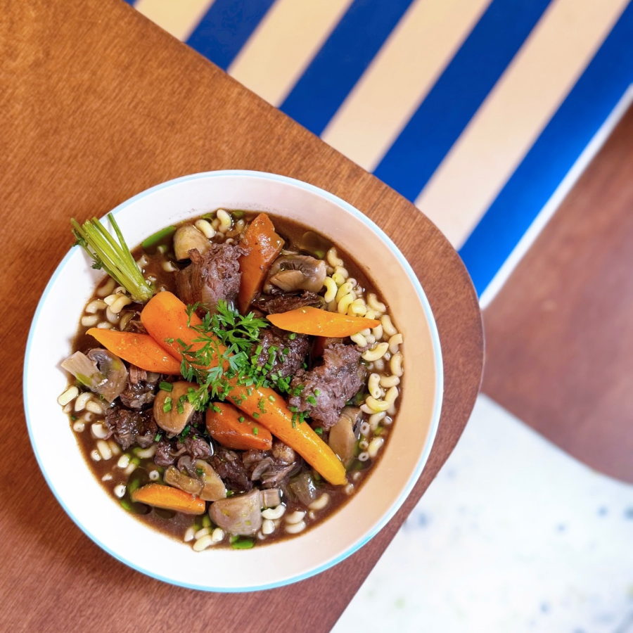 Zoom sur les couleurs acidulées du bistrot Pinpon