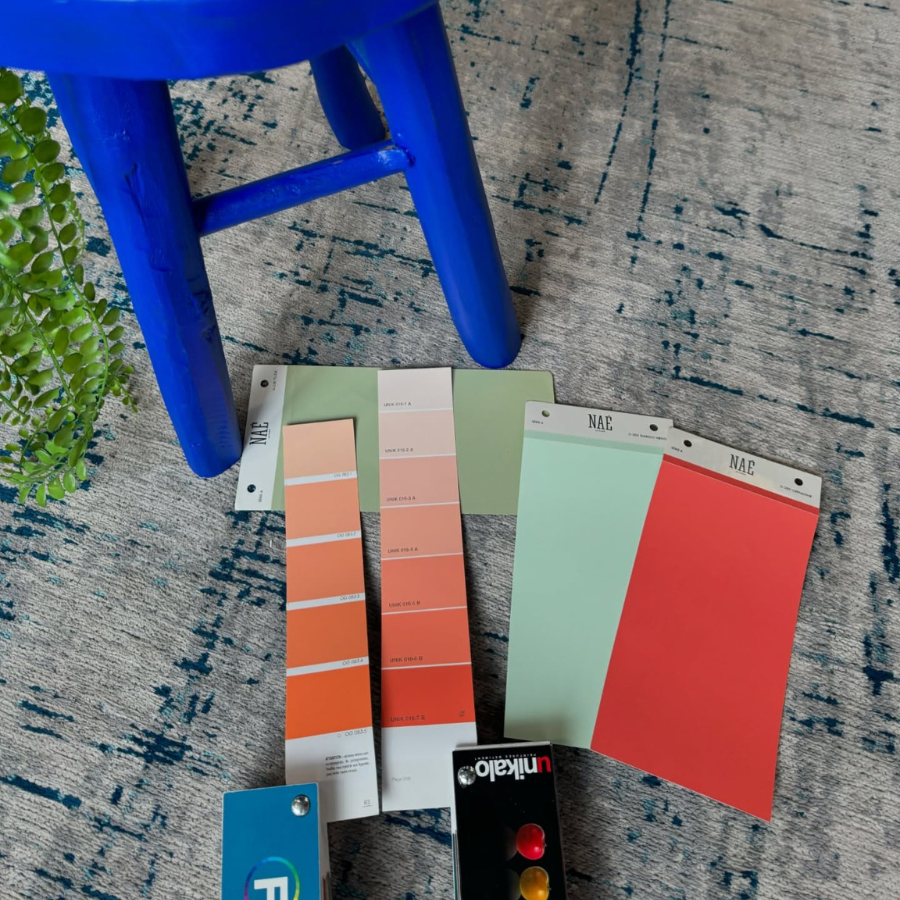 Bar bleu Klein au centre du restaurant Pinpon