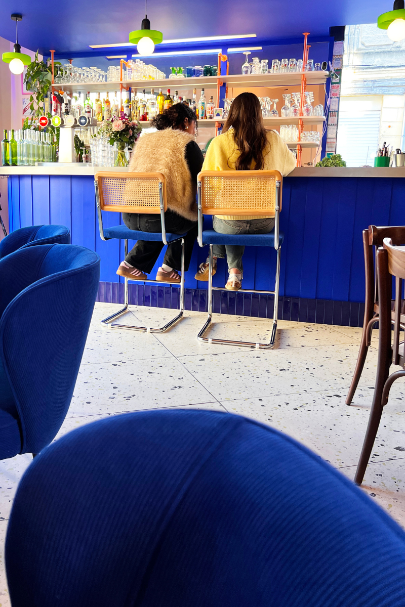 Bar bleu Klein au centre du restaurant Pinpon