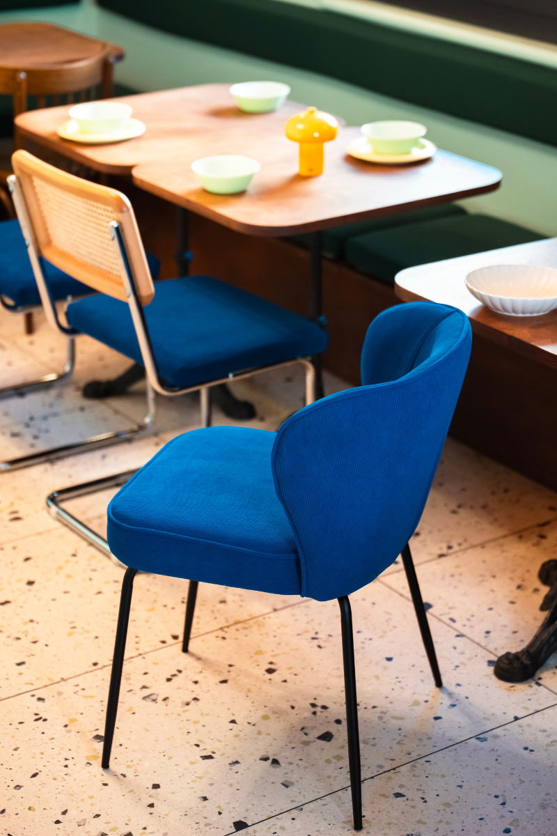 Vue de la salle colorée et de la cuisine ouverte du restaurant Pinpon