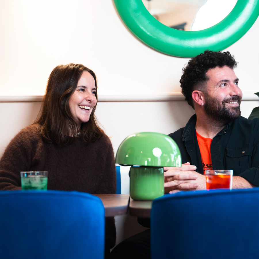 Bar bleu Klein au centre du restaurant Pinpon