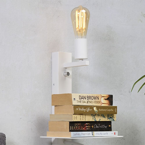 Applique en métal blanc avec lampe de lecture, port USB et étagère - Florence