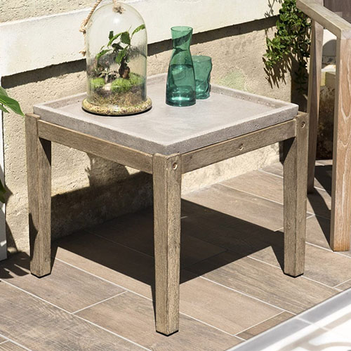 Table d'appoint de jardin carrée 50cm en béton piètement en acacia - Collection Victor