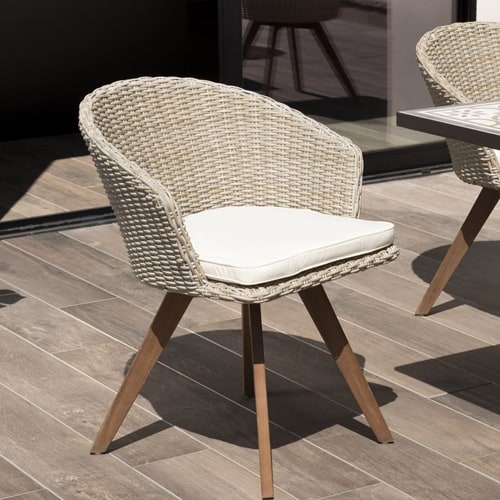 Fauteuil de jardin en rotin synthétique avec coussin écru piètement en acacia - Vick - Vick