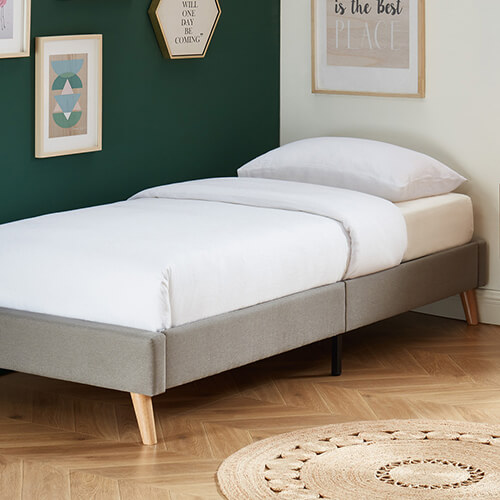 Lit enfant 90x190cm en tissu gris clair et piètement bois, sommier à lattes - Johan