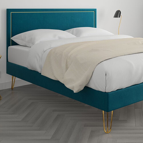 Lit adulte 140x190cm en velours bleu canard avec tête de lit à liseré et sommier à lattes - Collection Lou