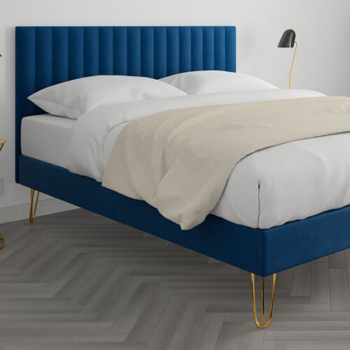 Lit adulte scandinave 140x190cm en velours bleu nuit avec tête de lit matelassée et sommier à lattes - Collection Eliot