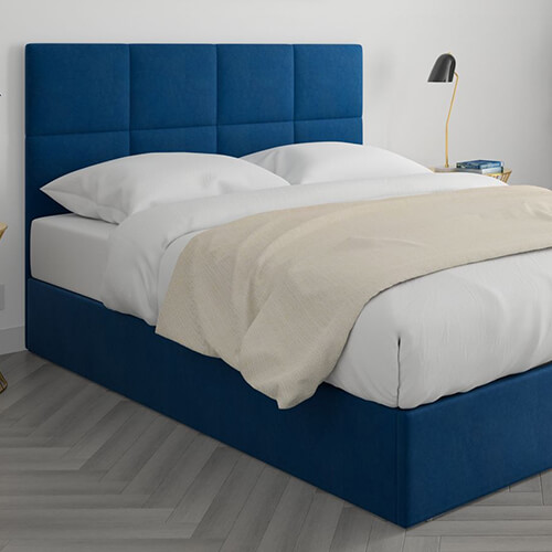 Lit adulte 160x200cm en velours bleu nuit avec tête de lit carrée capitonnée et sommier à lattes - Collection Emy