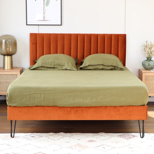 Lit adulte 160 x 190 cm en velours rouille et piètement en métal noir et sommier à lattes - Livia