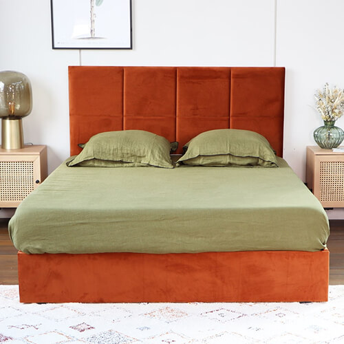 Lit adulte 140 x 190 cm en velours rouille avec tête de lit carrée capitonnée et sommier à lattes - Emy