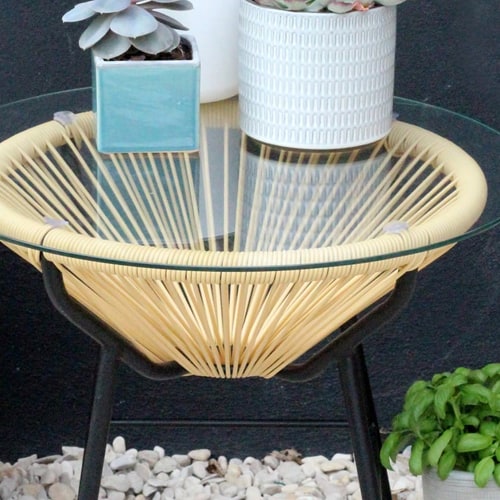 Table en pvc tressé, verre et métal beige - Collection Sumatra - Red Cartel