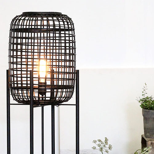 Lampadaire 120 cm en rotin et métal noir - Collection Davao - Red Cartel