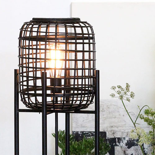 Lampadaire 84 cm en rotin et métal noir - Collection Davao - Red Cartel