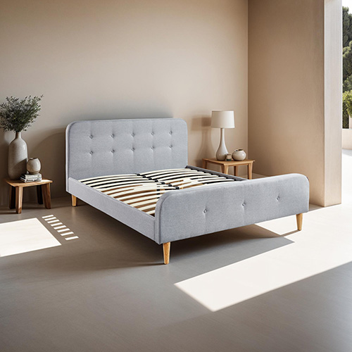 Lit adulte scandinave en tissu gris clair capitonné, sommier à latte, 180x200 - Mark